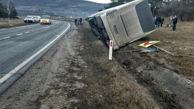 Un autocar de pe ruta Italia-Chișinău, cu 35 de pasageri la bord, s-a răsturnat la Nisporeni (Deschide.md)