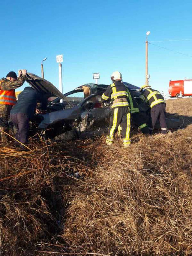 Accident cumplit la Strășeni | Un automobil s-a tamponat cu un tren pe calea ferată. Un bărbat a murit (FOTO)