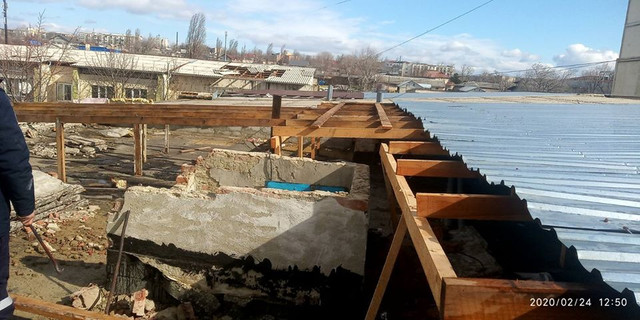 FOTO | Salvatorii au intervenit pentru deblocarea mai multor porțiuni de construcții smulse în urma vântului