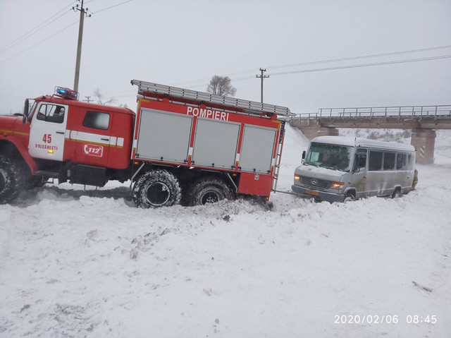 FOTO | Un microbuz cu pasageri și alte 7 autoturisme, blocate în zăpadă în sudul R.Moldova. A fost nevoie de intervenția salvatorilor 