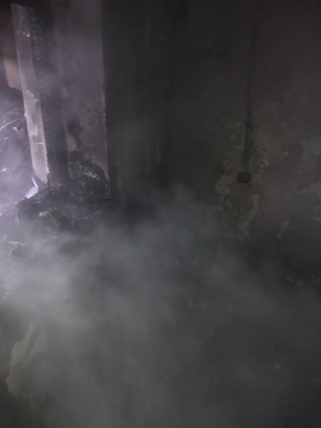 FOTO | Apartament în flăcări la Chișinău. Un minor, rămas singur în casă, a fost evacuat de urgență