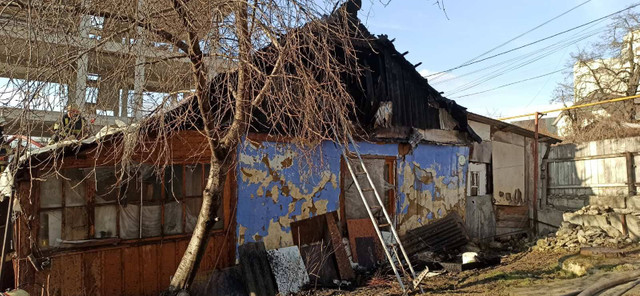 FOTO | Două echipaje de salvatori au intervenit pentru stingerea unei case din Chișinău
