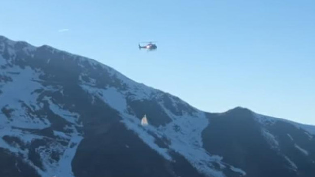 VIDEO | Zăpadă dusă cu elicoptere în Pirineii francezi, unde pârtia este impracticabilă. Ecologiștii protestează
