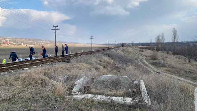 Accident feroviar grav pe traseul Chișinău – Tighina. Un bărbat și o femeie au decedat iar doi copii au fost transportați la spital
