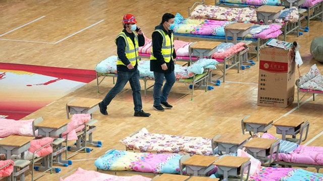 Imagini surprinse într-o școală din Wuhan transformată peste noapte în spital pentru pacienții cu coronavirus
