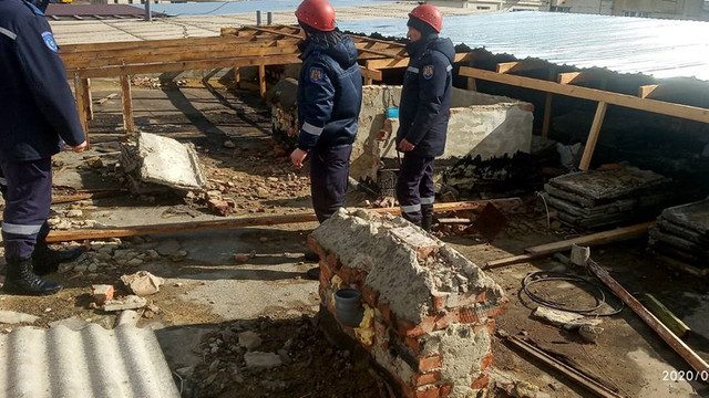 FOTO | Salvatorii au intervenit pentru deblocarea mai multor porțiuni de construcții smulse în urma vântului