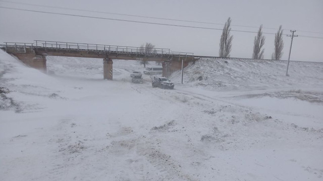 FOTO | Un microbuz cu pasageri și alte 7 autoturisme, blocate în zăpadă în sudul R.Moldova. A fost nevoie de intervenția salvatorilor 
