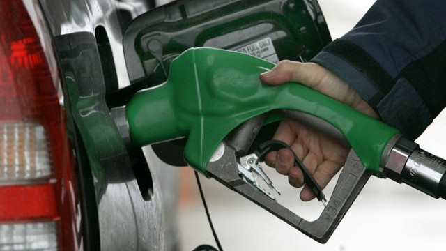 Guvernul va finaliza în scurt timp proiectul de lege care prevede revenirea la plafonarea prețurilor la carburanți de către ANRE