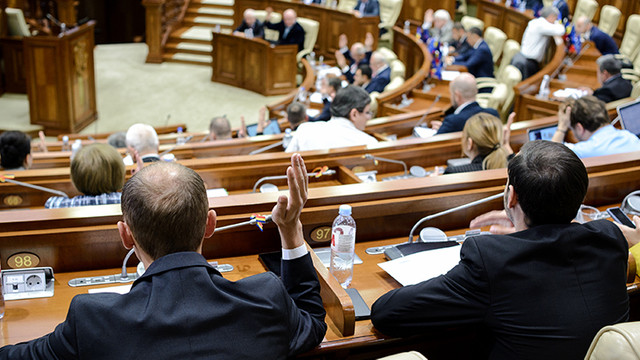 Parlamentul susține limitarea costurilor aferente creditului nebancar