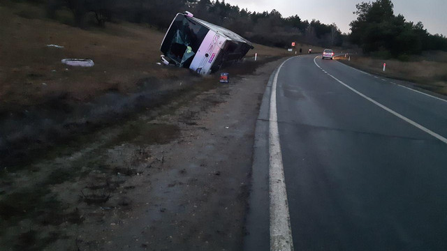 Un autocar de pe ruta Italia-Chișinău, cu 35 de pasageri la bord, s-a răsturnat la Nisporeni (Deschide.md)