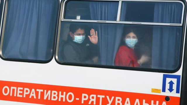 Revoltă violentă în Ucraina împotriva evacuaților din Wuhan. Ministrul Sănătății va intra în carantină în semn de solidaritate