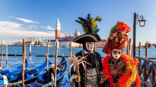 Un locuitor din raionul Glodeni confecționează măști pentru Carnavalul de la Veneția 
