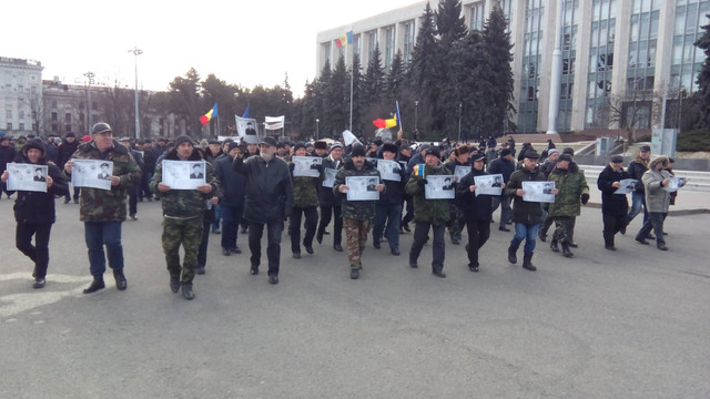 GALERIE FOTO | UPDATE: Veteranii au cerut la MAEIE demisia lui Aureliu Ciocoi, iar acum revin în fața Guvernului. Avertizează cu proteste în toată țara. „Noi v-am votat, voi ne-ați trădat!” „Pe români nu-i mai vreți frați. La Moscova vă închinați!”