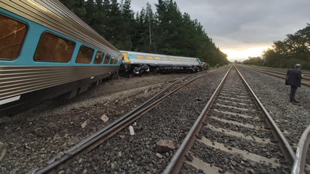 FOTO: Accident feroviar în Australia. Un tren cu 160 de persoane la bord a deraiat. Bilanțul morților