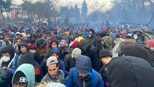 Poliția greacă a intervenit cu gaze lacrimogene pentru a respinge migranții care au încercat să traverseze granița dinspre Turcia