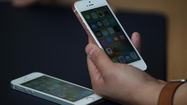 Compania Apple va plăti câte 25 de dolari utilizatorilor care au cumpărat anumite modele de telefoane mai vechi. Cine va primi bani