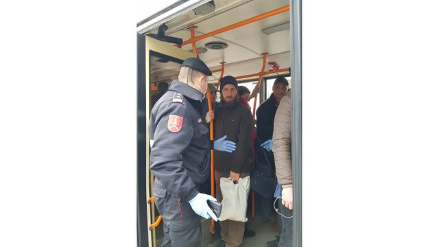 Polițiștii au fost prezenți în stații pentru a gestiona fluxul de pasageri


