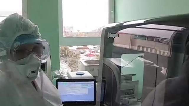 VIDEO/România | Imagini din laboratorul în care se lucrează testele Covid-19, la Timișoara. „O singură dată, în 10 ore, fac pauză”