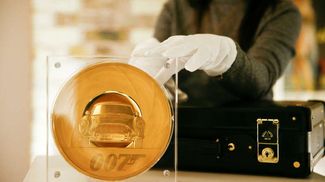 O monedă din aur de șapte kilograme dedicată lui James Bond, prezentată de Monetăria Regală Britanică