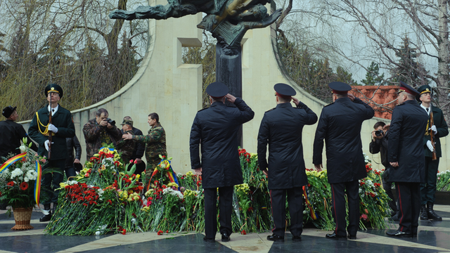 VIDEO | Depunere de flori la complexul memorial “Eternitate” în memoria eroilor căzuți în luptele de pe Nistru