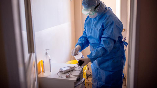 Din 60 de lucrători medicali cu COVID-19, nouă s-au infectat la locul de muncă