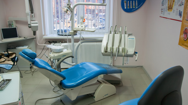 Vizitele planificate la stomatolog sunt suspendate. Ajungeți la cabinet doar în cazuri de urgență