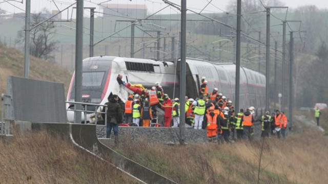 Un tren de mare viteză a deraiat în Franța. La bordul trenului se aflau 300 de persoane
