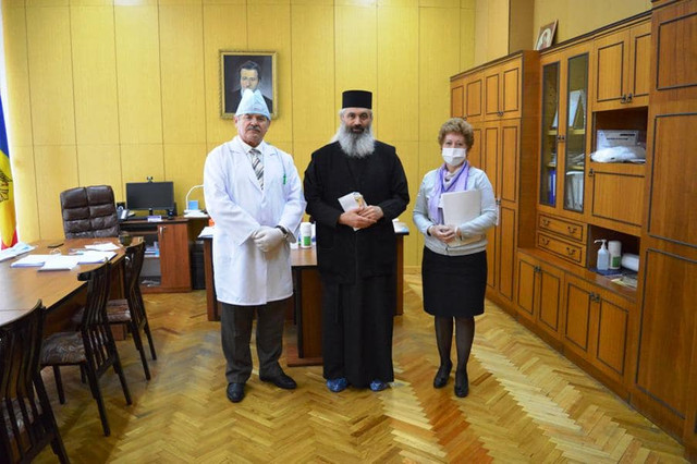 Episcopia de Bălți a Mitropoliei Basarabiei (Patriarhia Română) a donat bani și a adus un dar pentru medicii și pacienții din Secția de Boli Infecțioase a spitalului din oraș