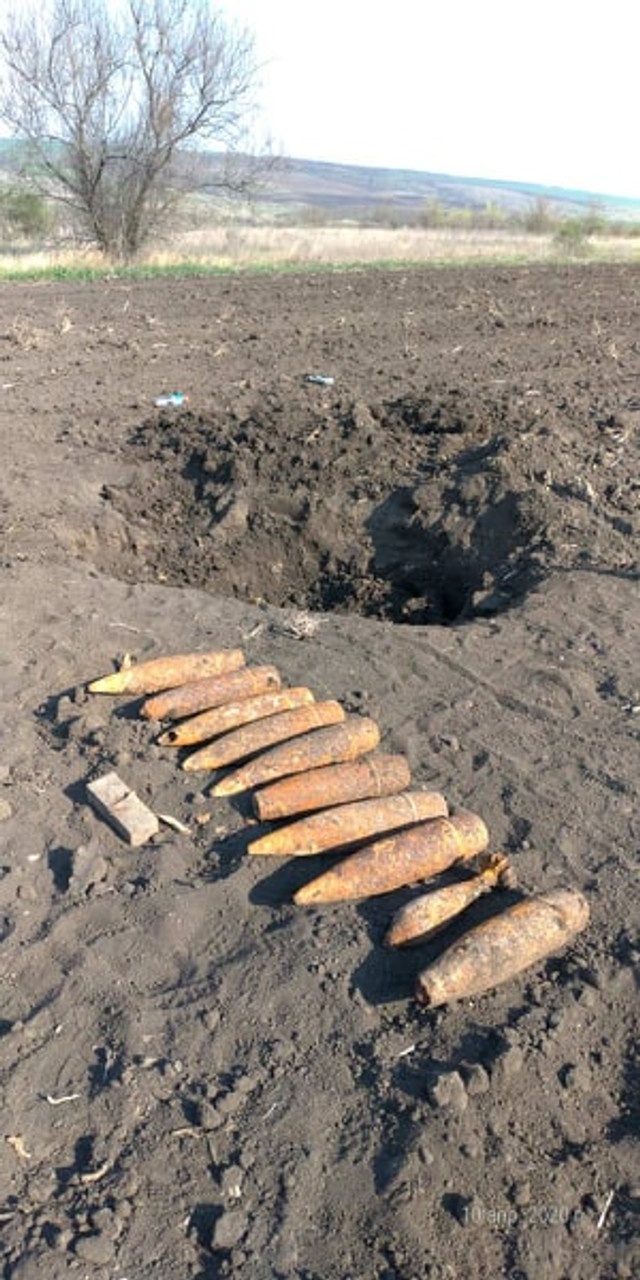 FOTO | În timpul lucrărilor în câmp, agricultorii de la Comrat au descoperit 17 obuze din timpul celui de-al Doilea Război Mondial