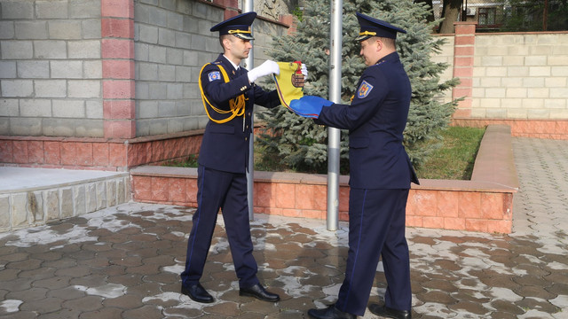 VIDEO/FOTO | Salvatorii și pompierii au adus un omagiu Drapelului R.Moldova. În ținute de paradă, ofițerii au păstrat distanța 