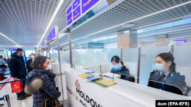 Autoritățile de la Chișinău și-au revăzut decizia referitoare la migranții moldoveni care revin acasă pe cale aeriană