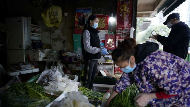 China - Piețele stradale din Wuhan, redeschise în umbra virusului