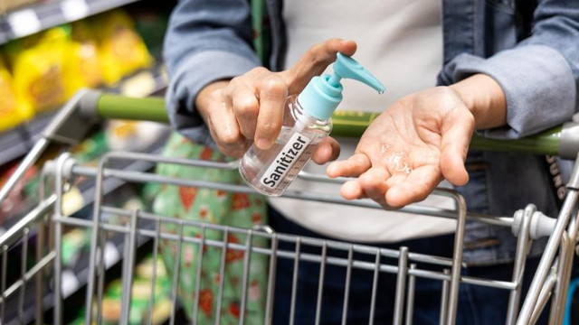 Este necesar să ne dezinfectăm alimentele cumpărate de la magazin și cât de utile sunt mănușile? Răspunsul experților