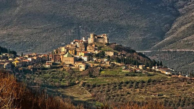 Un sat din Italia plasat în carantină totală, transformat în laborator uman. Oamenii nu pot ieși din case nici măcar pentru mâncare