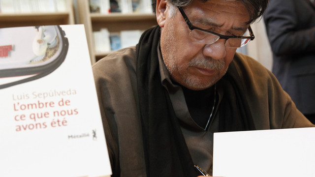 Scriitorul chilian Luis Sepulveda a murit de COVID-19