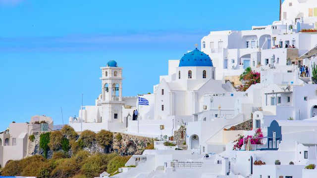 VIDEO | Grecia arată cum se va face plajă în această vară în Santorini. Modelul ar putea fi adoptat și de alte țări