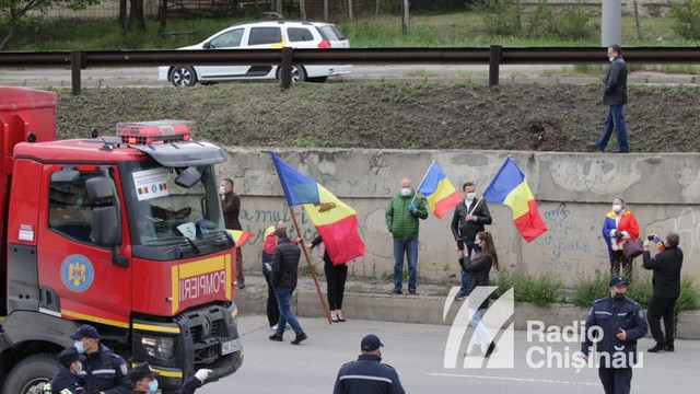 IMAGINI | Cele 20 de camioane cu ajutor medical din România au ajuns la Chișinău Convoiul a fost întâmpinat de oameni purtând în mâini drapelul românesc

