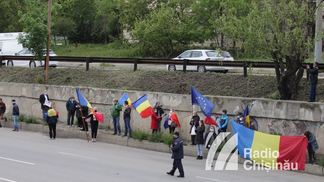 VIDEO | Poliția a dispus izolarea de tribuna oficială a cetățenilor care au venit cu drapele tricolore să salute convoiul românesc

