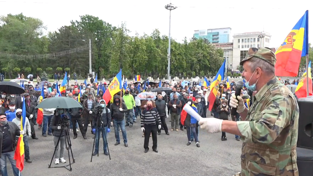 Veteranii protestează în centrul Capitalei solicitând demisia Guvernului