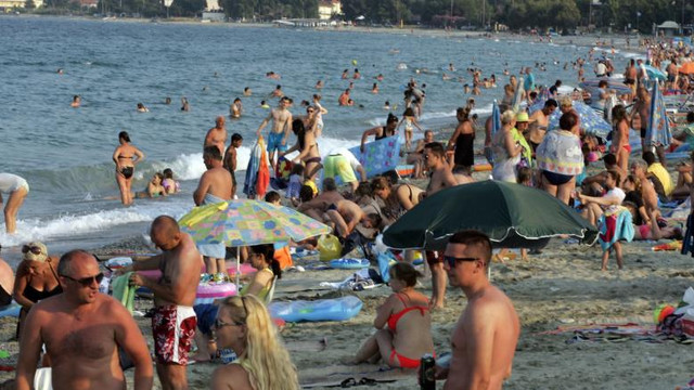 Plajele din Italia, luate cu asalt înainte de a fi deschise
