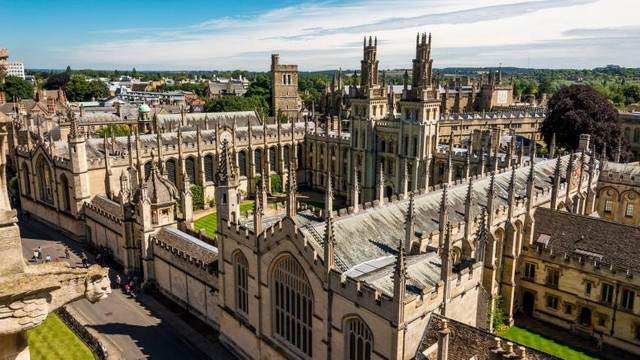 Studenții de la Oxford s-au supărat că trebuie să arate video că nu și-au pus pe pereți „copiuțe” pentru examen
