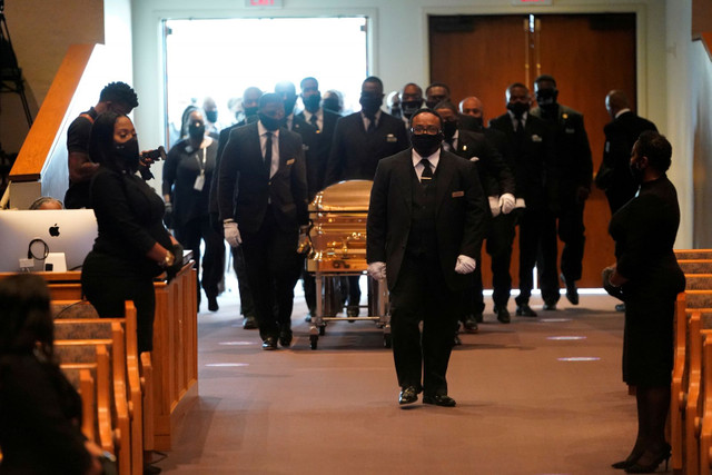FOTO | America îl conduce pe ultimul drum pe George Floyd, devenit martir al violențelor polițienești și rasiste
