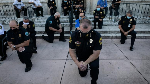 Imagini emoționante. Polițiști din SUA, în genunchi alături de protestatari, după moartea lui George Floyd