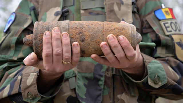 FOTO | Într-o pădure din R.Moldova au fost descoperite 770 de obiecte explozive de diferite tipuri. Câte misiuni de deminare au avut geniștii Armatei Naționale de la începutul anului