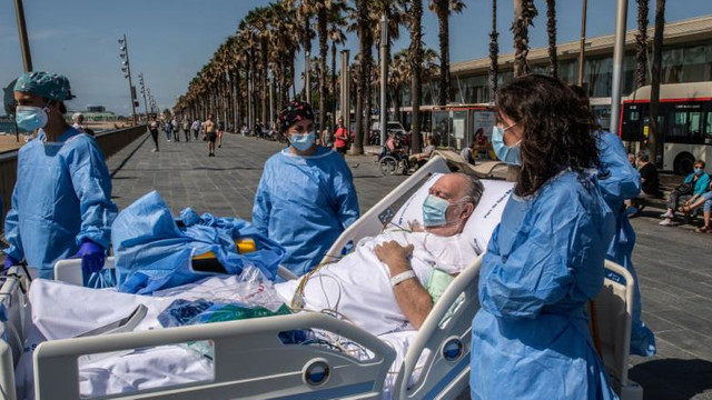 Orașul în care pacienții care se recuperează după COVID-19 sunt duși pe plajă
