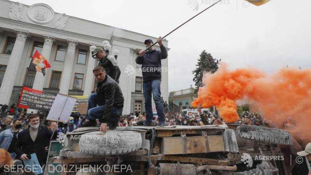 Circa 1.000 de manifestanți au cerut în fața Parlamentului de la Kiev demisia ministrului de interne