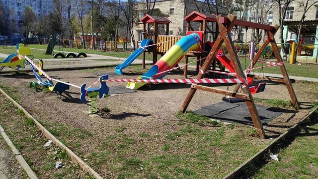 Acces interzis copiilor la terenurile de joacă din curțile de blocuri și din spațiile publice 