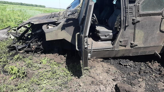 FOTO | Un vehicul blindat al forțelor armate ucrainene a trecut peste un dispozitiv exploziv 
