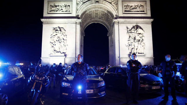 Franța: Protest al polițiștilor la Arcul de Triumf