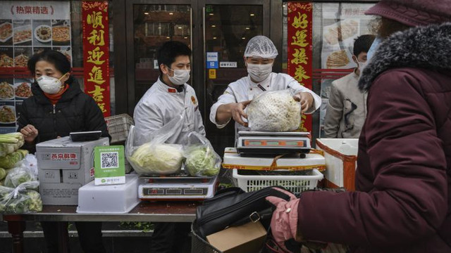 Creștere a cazurilor de coronavirus în China. Originea virusului, tot o piață de carne și pește